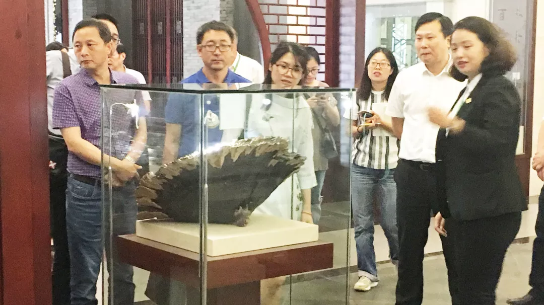 壯麗70年 · 講好江蘇藥品安全故事 | 江蘇省藥監(jiān)局領(lǐng)導及各大媒體一行來到李良濟參觀采訪(圖3)