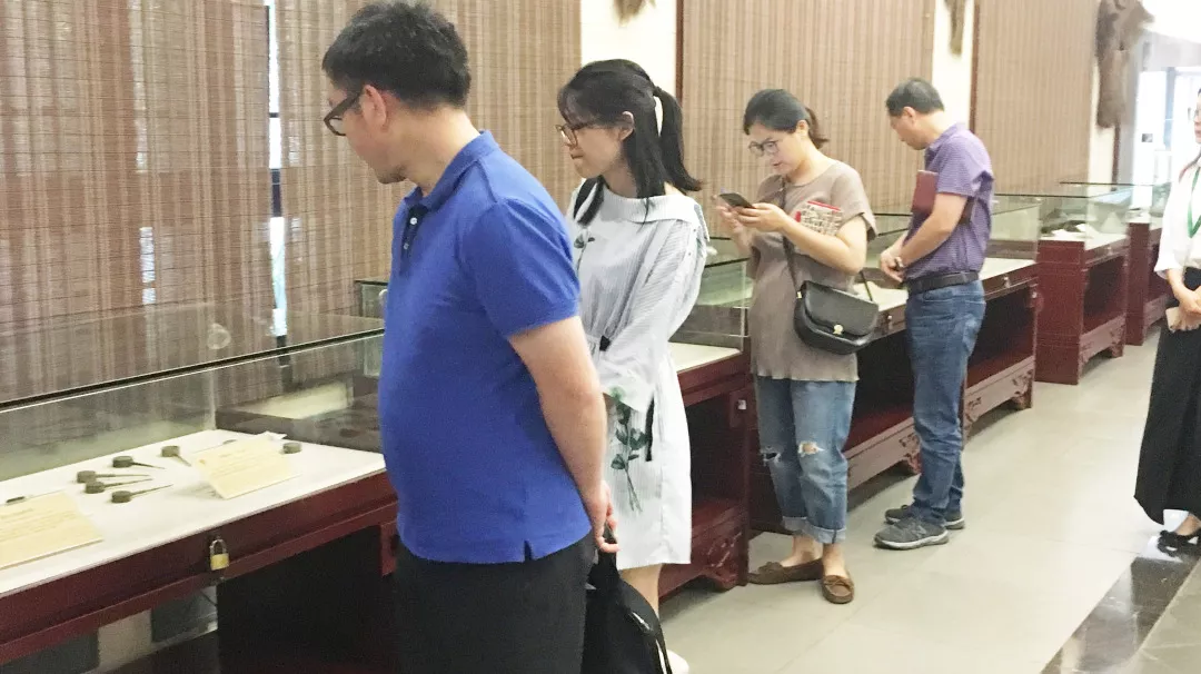 壯麗70年 · 講好江蘇藥品安全故事 | 江蘇省藥監(jiān)局領(lǐng)導及各大媒體一行來到李良濟參觀采訪(圖4)