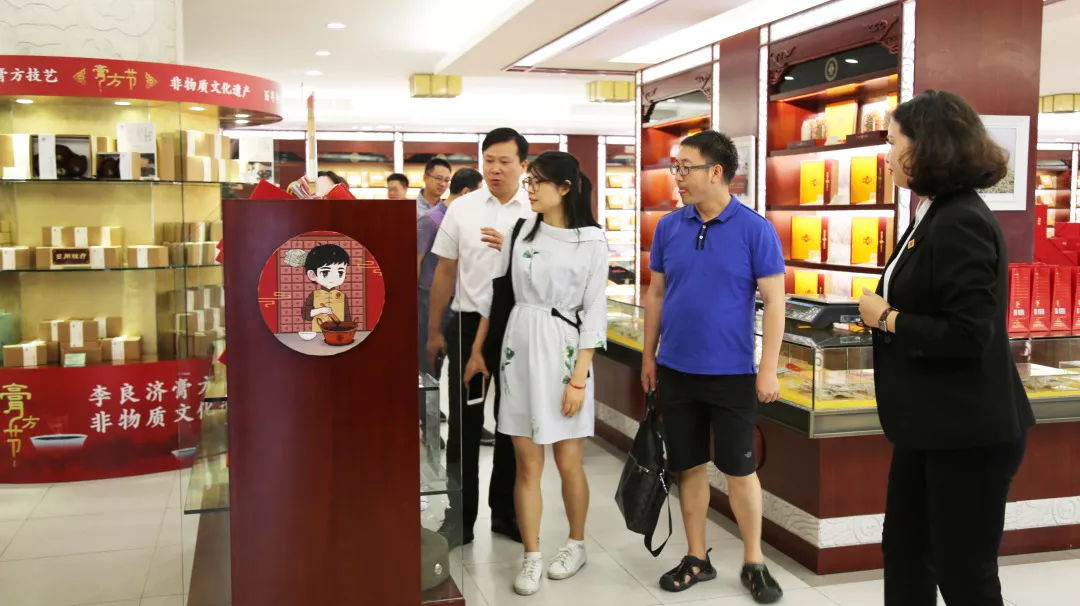 壯麗70年 · 講好江蘇藥品安全故事 | 江蘇省藥監(jiān)局領(lǐng)導及各大媒體一行來到李良濟參觀采訪(圖5)