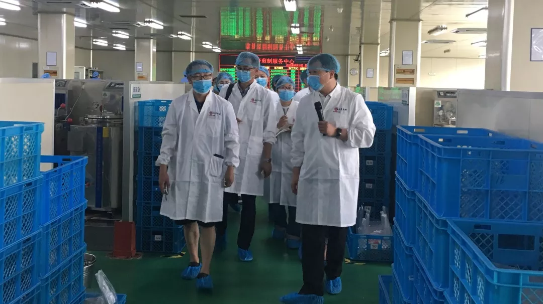 壯麗70年 · 講好江蘇藥品安全故事 | 江蘇省藥監(jiān)局領(lǐng)導及各大媒體一行來到李良濟參觀采訪(圖6)