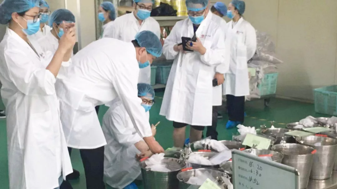 壯麗70年 · 講好江蘇藥品安全故事 | 江蘇省藥監(jiān)局領(lǐng)導及各大媒體一行來到李良濟參觀采訪(圖8)