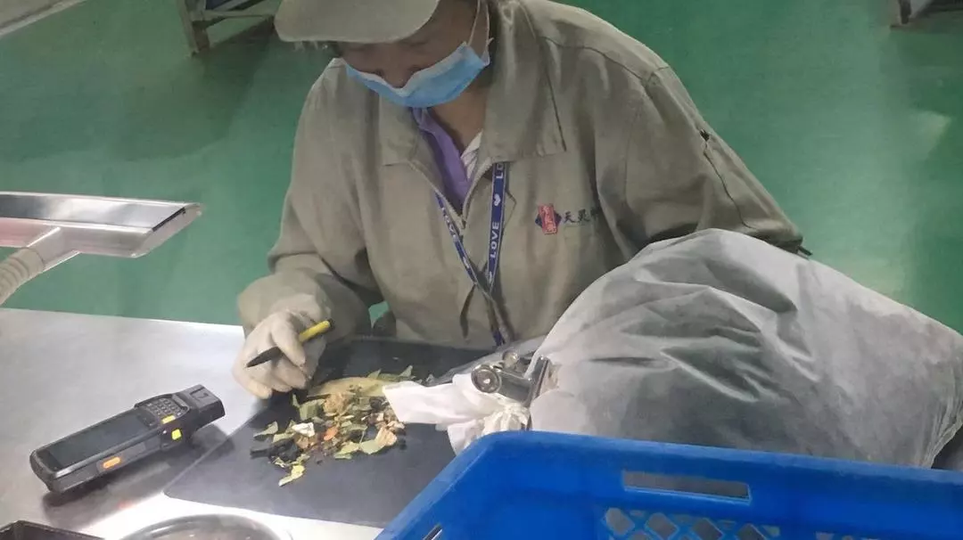壯麗70年 · 講好江蘇藥品安全故事 | 江蘇省藥監(jiān)局領(lǐng)導及各大媒體一行來到李良濟參觀采訪(圖9)