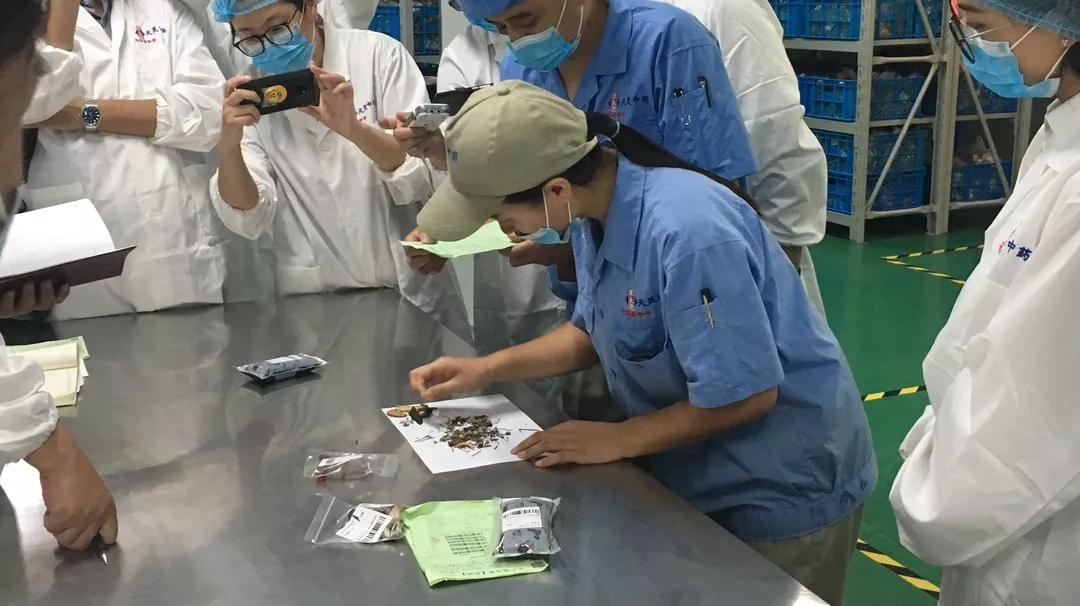 壯麗70年 · 講好江蘇藥品安全故事 | 江蘇省藥監(jiān)局領(lǐng)導及各大媒體一行來到李良濟參觀采訪(圖15)